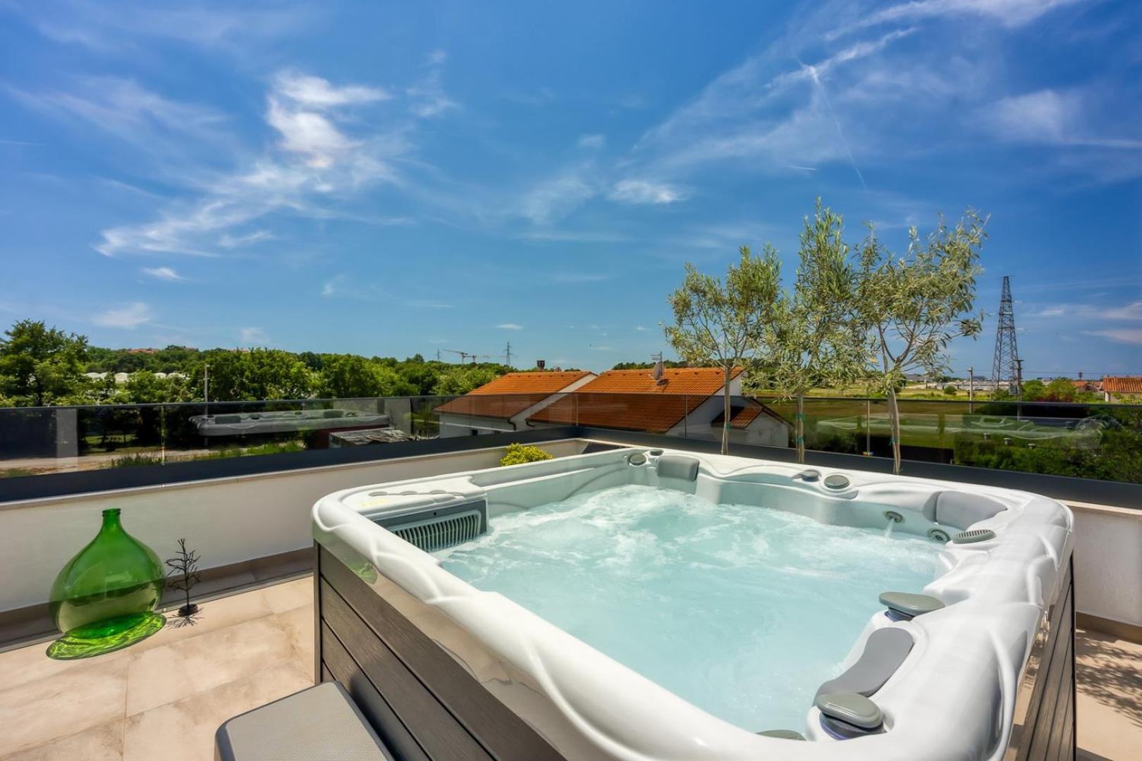 Apartment Modern App Ana With Jacuzzi And Balcony