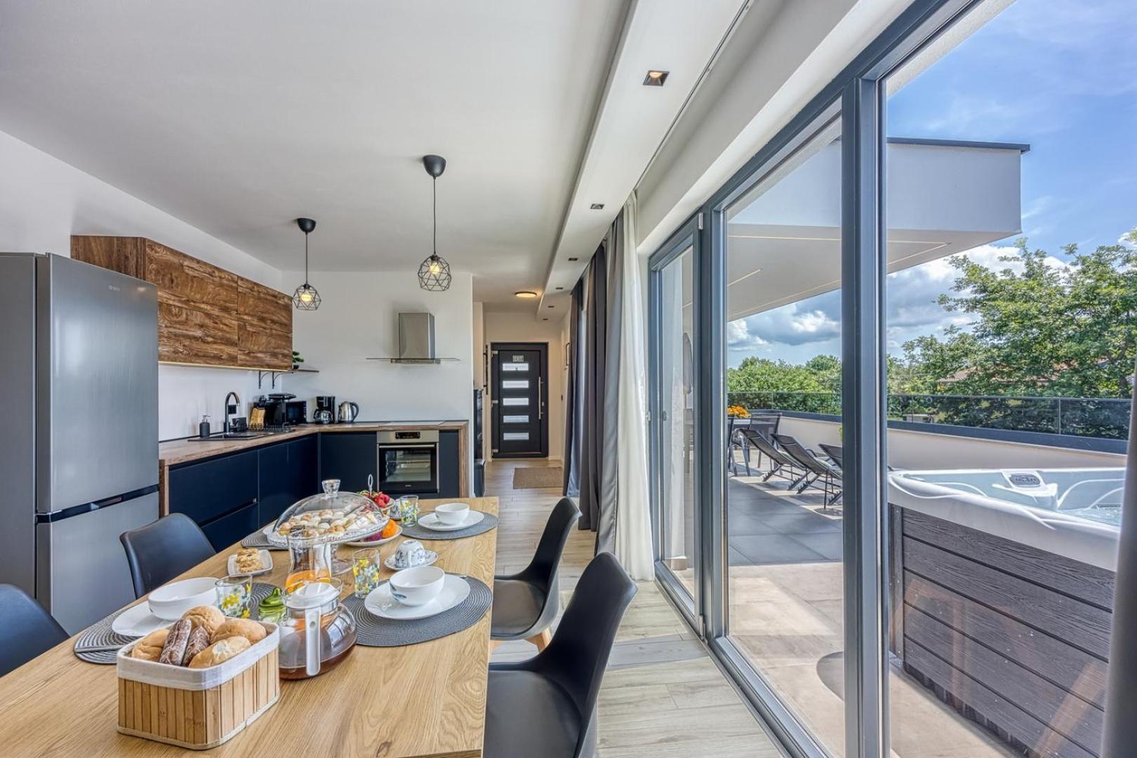 Modern App Ana With Jacuzzi And Balcony Poreč